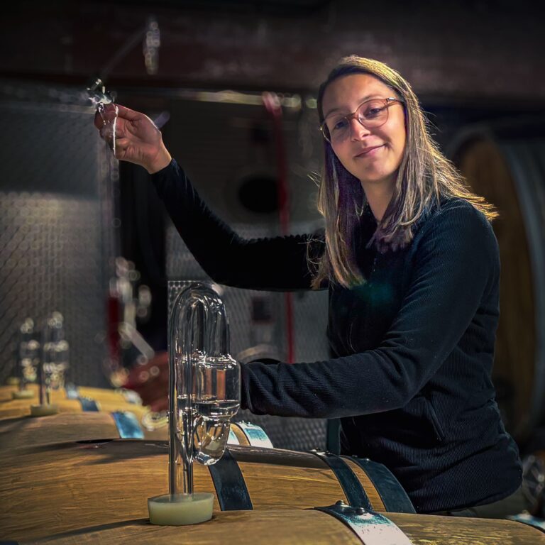 Mathilde Jaegler productrice vins Alsace dans sa Cave